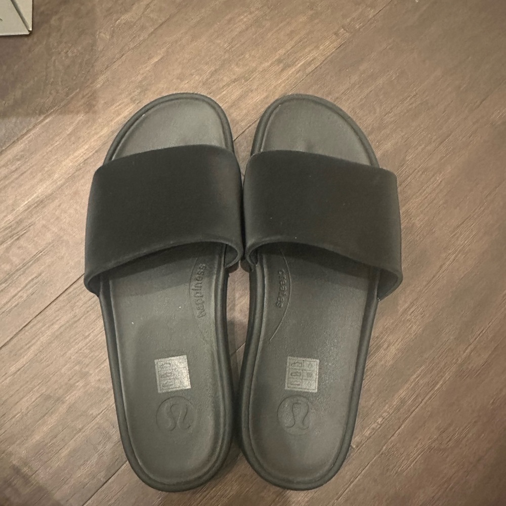 black lululemon men’s slides
